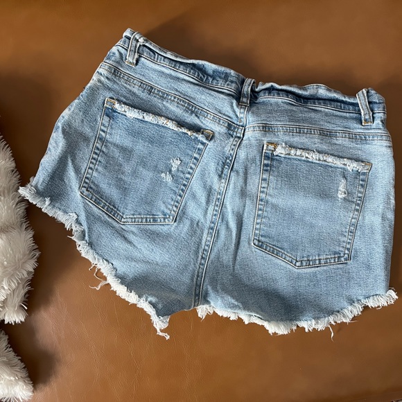 Women’s Denim Jean Shorts - Picture 2 of 4